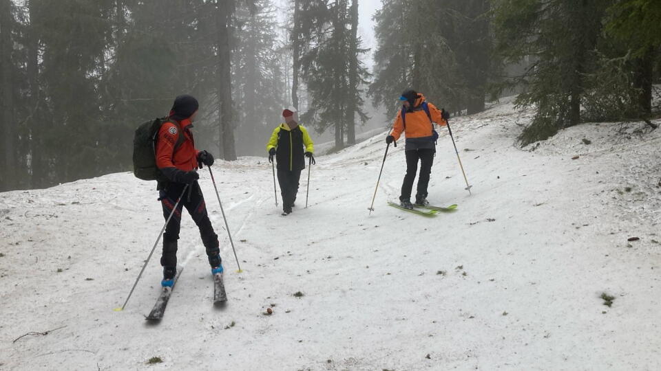 "Na pomoc mužovi vyrazili traja záchranári HZS, ktorí za pomoci skialpinistických lyží vystúpili k uviaznutému turistovi. Záchranári mužovi podali teplé tekutiny a energetické tyčinky, pričom komunikáciu s ním čiastočne sťažovala skutočnosť, že ide o hluchonemú osobu," uviedli horskí záchranári.