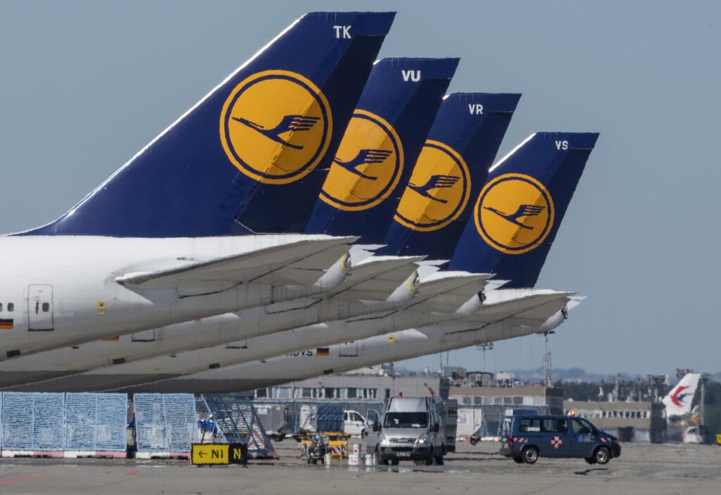 WA 27 archív Frankfurt - Na archívnej snímke zo 6. mája 2020 lietadlá nemeckej leteckej spoločnosti Lufthansa na letisku vo Frankfurte nad Mohanom.  Lufthansa v nedeľu 19. septembra 2021 oznámila, že plánuje získať na trhu viac ako 2 miliardy eur, aby mohla vrátiť štátnu pomoc, ktorú dostala počas pandémie nového koronavírusu. FOTO TASR/AP

ARCHIV - 06.05.2020, Hessen, Frankfurt/Main: Passagiermaschinen der Lufthansa stehen auf dem Rollfeld des Flughafens Frankfurt. (zu dpa «Lufthansa beschließt