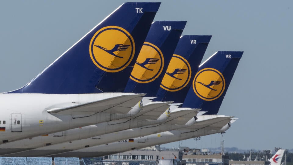 WA 27 archív Frankfurt - Na archívnej snímke zo 6. mája 2020 lietadlá nemeckej leteckej spoločnosti Lufthansa na letisku vo Frankfurte nad Mohanom. Lufthansa v nedeľu 19. septembra 2021 oznámila, že plánuje získať na trhu viac ako 2 miliardy eur, aby mohla vrátiť štátnu pomoc, ktorú dostala počas pandémie nového koronavírusu. FOTO TASR/AP
ARCHIV - 06.05.2020, Hessen, Frankfurt/Main: Passagiermaschinen der Lufthansa stehen auf dem Rollfeld des Flughafens Frankfurt. (zu dpa «Lufthansa beschließt