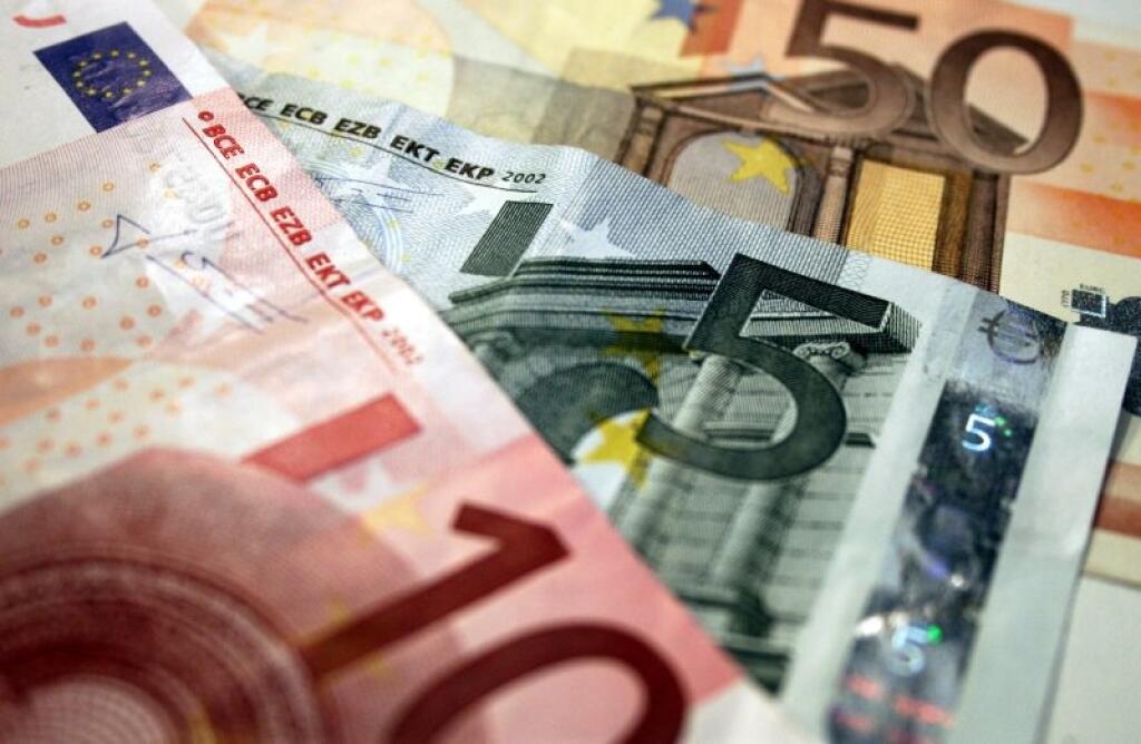 ILUSTRAÈNÁ SNÍMKA  Slovensko po splnení všetkých kritérií potrebných pre zavedenie novej euromeny od januára budúceho roka èaká ešte úloha premeni záväzky súvisiace s ich udržate¾ným plnením na skutky. Bratislava, 12. máj 2008.  Foto: SITA/Igor Svítok