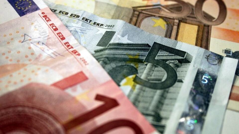 ILUSTRAÈNÁ SNÍMKA Slovensko po splnení všetkých kritérií potrebných pre zavedenie novej euromeny od januára budúceho roka èaká ešte úloha premeni záväzky súvisiace s ich udržate¾ným plnením na skutky. Bratislava, 12. máj 2008. Foto: SITA/Igor Svítok