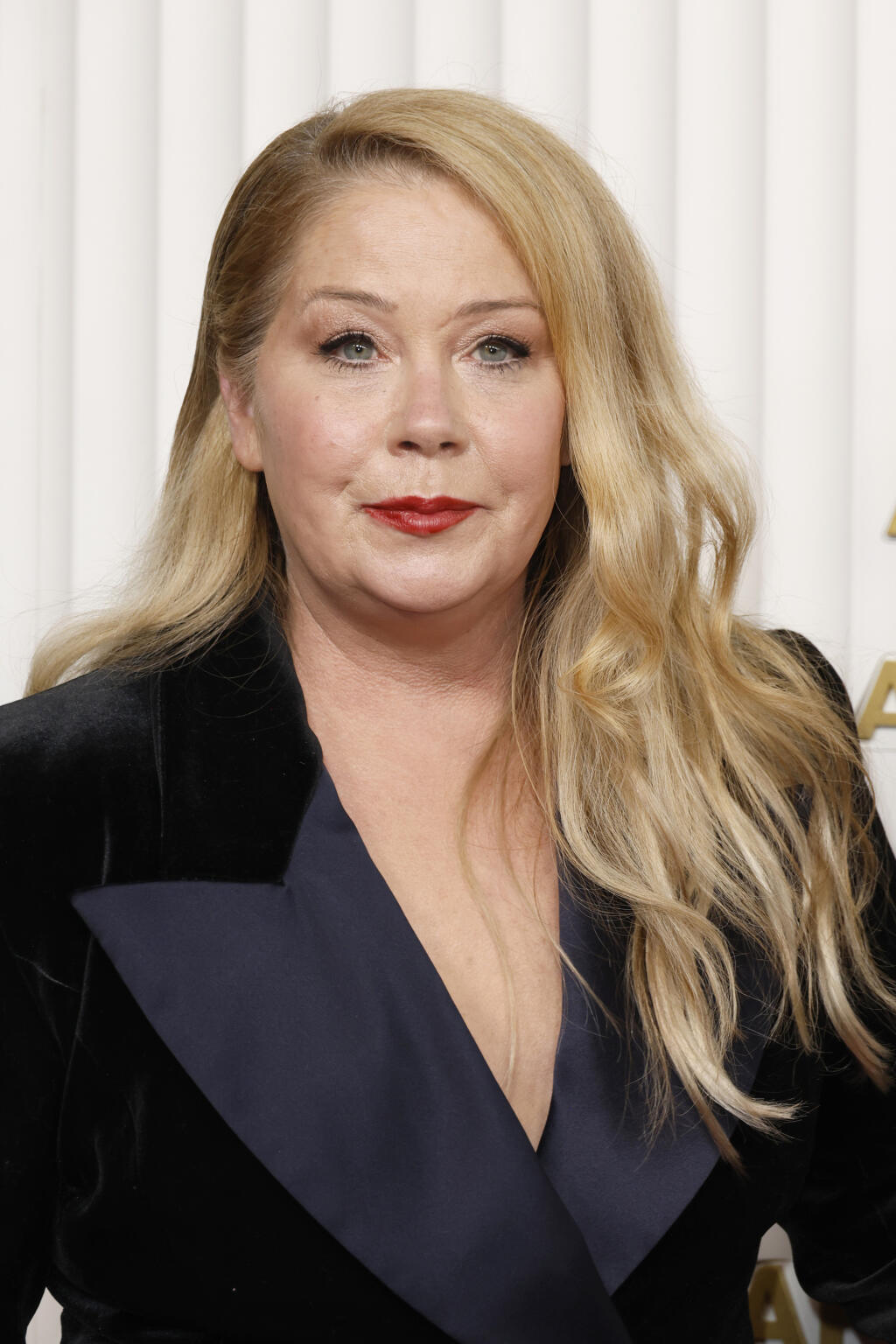 Christina Applegate trpí ochorením, ktoré ju mení na nepoznanie. Okrem váhy má problémy s pohybom a chodením. Na SAG Awards prišla aj s paličkou.