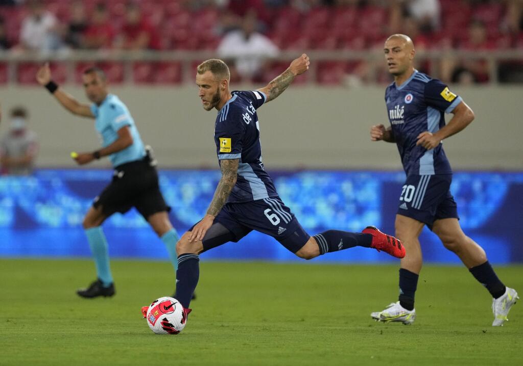 JB 49 Pireus - Hráč Slovana Joeri de Kamps kontroluje loptu v zápase play off Európskej ligy Olympiakos Pireus - ŠK Slovan Bratislava v Pireuse pri Aténach 19. augusta 2021. FOTO TASR/AP
Slovan's Joeri de Kamps controls the ball during the Europa League Play-offs, 1st leg soccer match between Olympiacos and Slovan Bratislava at Georgios Karaiskakis stadium, in Piraeus port, near Athens, Thursday, Aug. 19, 2021. (AP Photo/Thanassis Stavrakis)