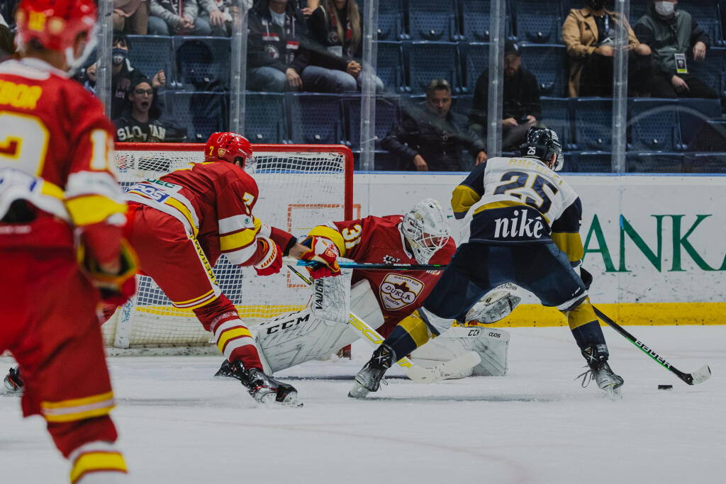Na snímke Wiliam Rapuzzi (Slovan) a Michal Valent (Trenčín) počas zápasu 1.kola Tipos Extraligy 2021/2022 medzi HC Slovan Bratislava a HK Dukla Trenčín.