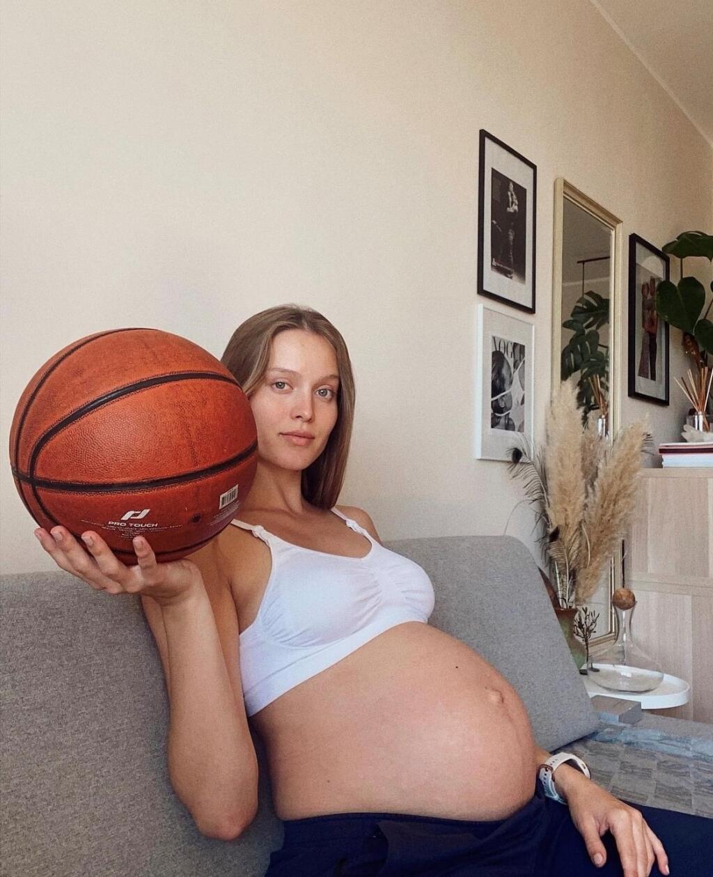 Modelka Bibi Bardy sa pochválila bruškom v 8. mesiaci tehotenstva.