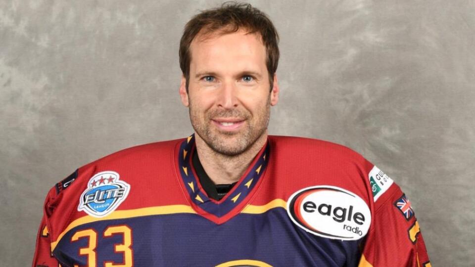 Dnes už futbalový velikán sa navliekol do hokejového dresu anglického klubu Guildford Flames.
