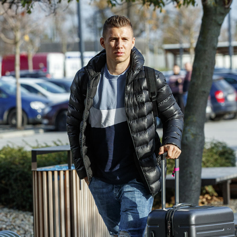 Na snímke Samuel Mráz prichádza na zraz slovenskej futbalovej reprezentácie pred zápasmi kvalifikácie Majstrovstiev Európy proti Chorvátsku a Azerbajdžanu.