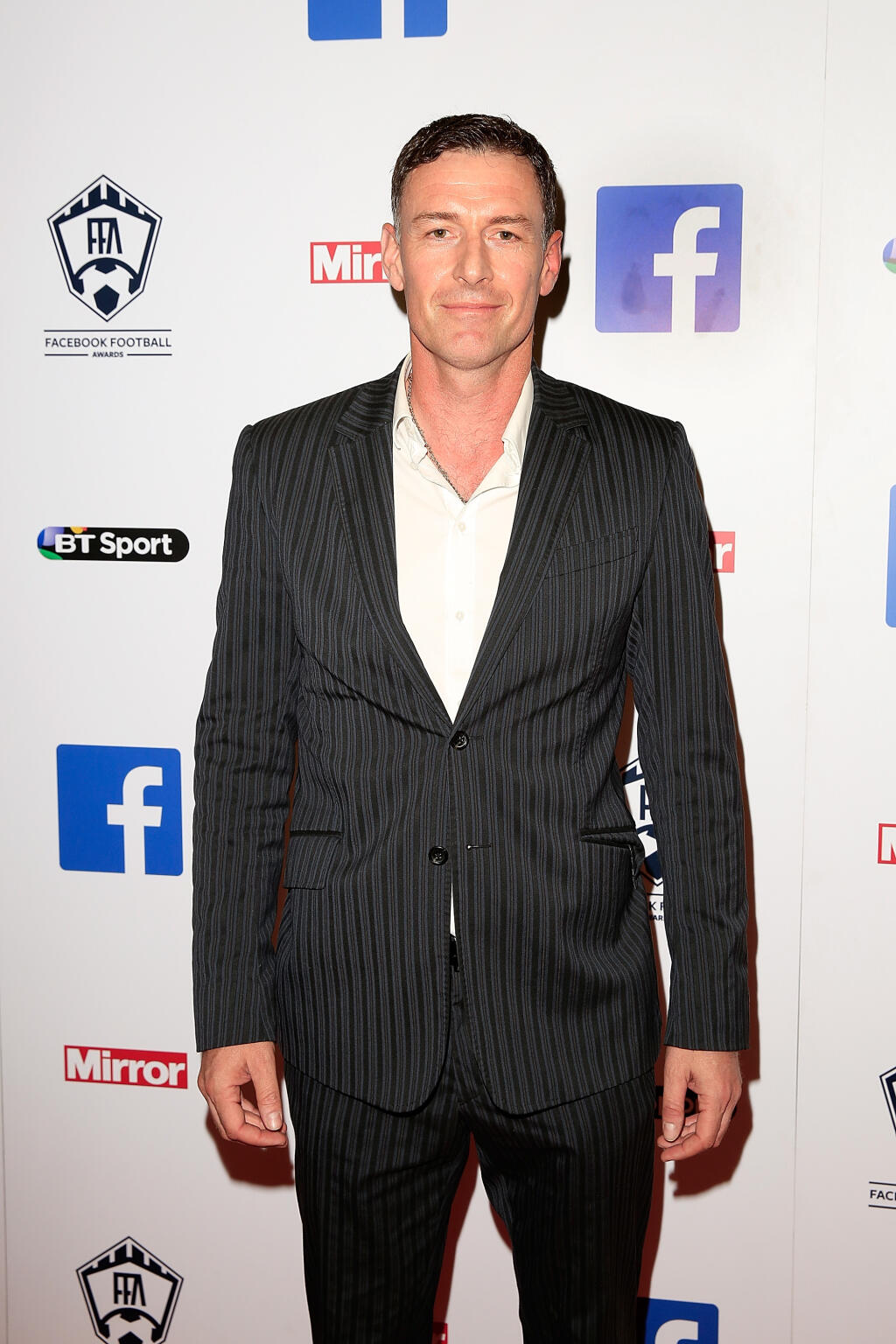 Chris Sutton, bývalý hráč anglického národného tímu a klubov ako Chelsea, Celtic, Birmingham City, mal v celku úspešnú kariéru, no tiež rád utrácal. V roku 2014 vyhlásil bankrot, po tom, čo minul 100 tisíc libier na stávkový podvod so zahraničnou menou.