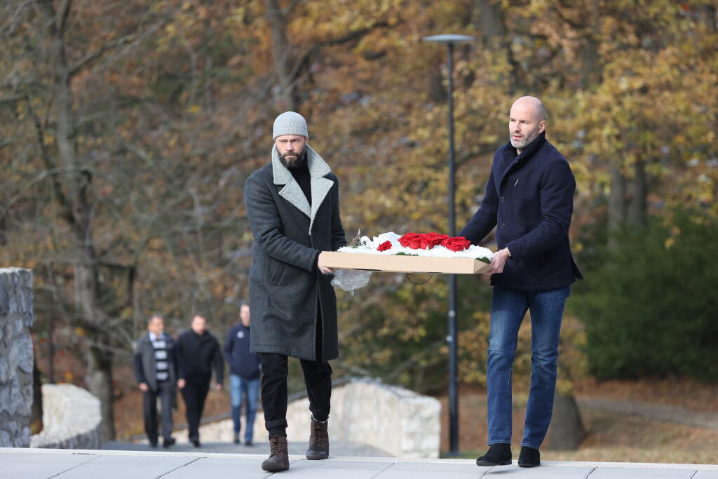 Smútiaci prichádzajú na poslednú rozlúčku s Dušanom Pašekom mladším.