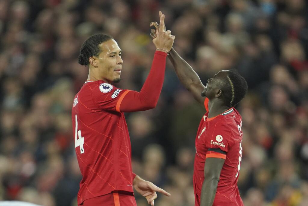 Hráč Liverpoolu Sadio Mane (vpravo) oslavuje so spoluhráčom Virgilom van Dijkom po tom, ako strelil tretí gól vo futbalovom zápase anglickej ligy Premier League FC Liverpool - Manchester United v Liverpoole 19. apríla 2022.