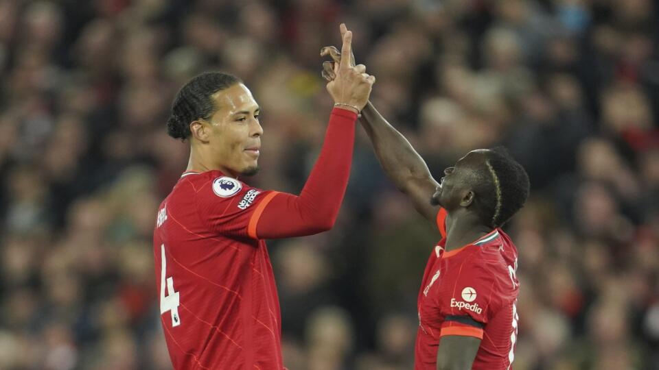 JB 12 Liverpool - Hráč Liverpoolu Sadio Mane (vpravo) oslavuje so spoluhráčom Virgilom van Dijkom po tom, ako strelil tretí gól vo futbalovom zápase anglickej ligy Premier League FC Liverpool - Manchester United v Liverpoole 19. apríla 2022. FOTO TASR/AP
Liverpool's Sadio Mane, right, celebrates after scoring his side's third goal with his teammate Virgil van Dijk during the English Premier League soccer match between Liverpool and Manchester United at Anfield stadium in Liverpool, England, Tu
