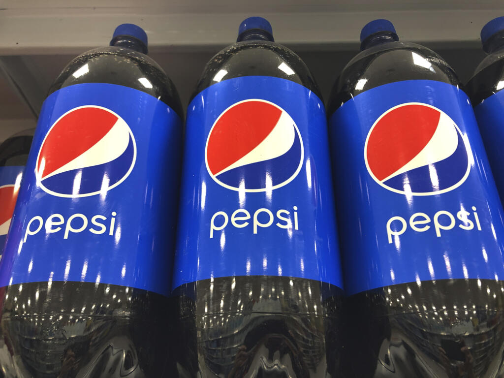 PK 8 archív Miami - Na archívnej snímke z 8. februára 2021 dvojlitrové fľaše Pepsi Coly v obchode Publix Supermarket v Miami na Floride. Americký nápojový koncern PepsiCo oznámil v stredu 12. októbra 2022 za 3. štvrťrok súčasného obchodného roka zvýšenie zisku o viac než pätinu, pričom zisk aj tržby prekonali očakávania analytikov. FOTO TASR/AP

FILE - A row of 2 liter Pepsi Cola line a shelf at a Publix Supermarket, Monday, Feb. 8, 2021 in Miami.  PepsiCo raised its full-year revenue and earnin