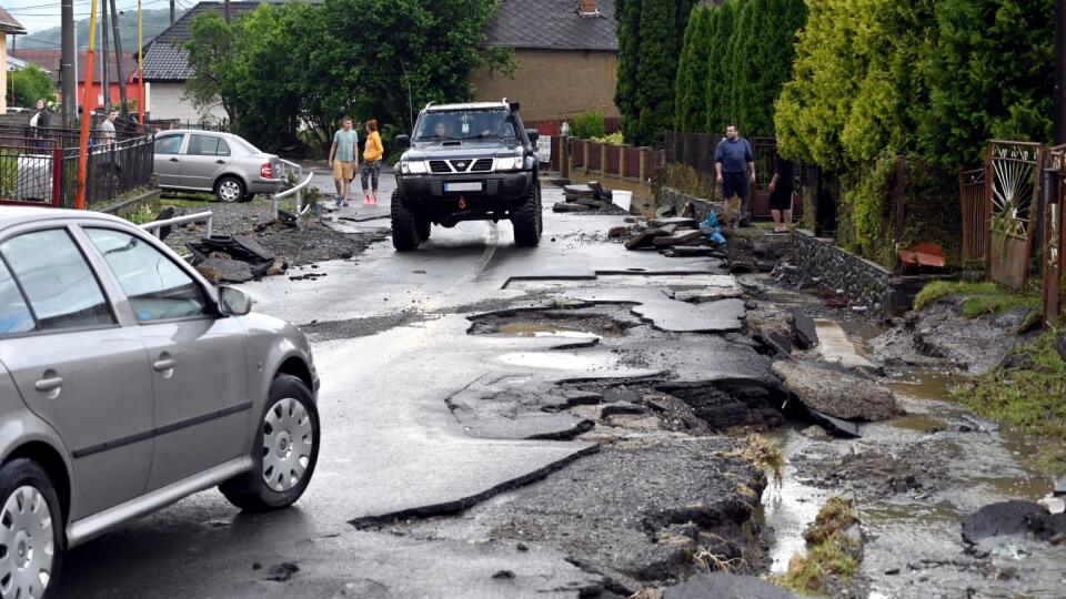 Na snímke situácia po bleskovej povodni v obci Pichne v okrese Snina 19. júna 2020. FOTO TASR - Roman Hanc