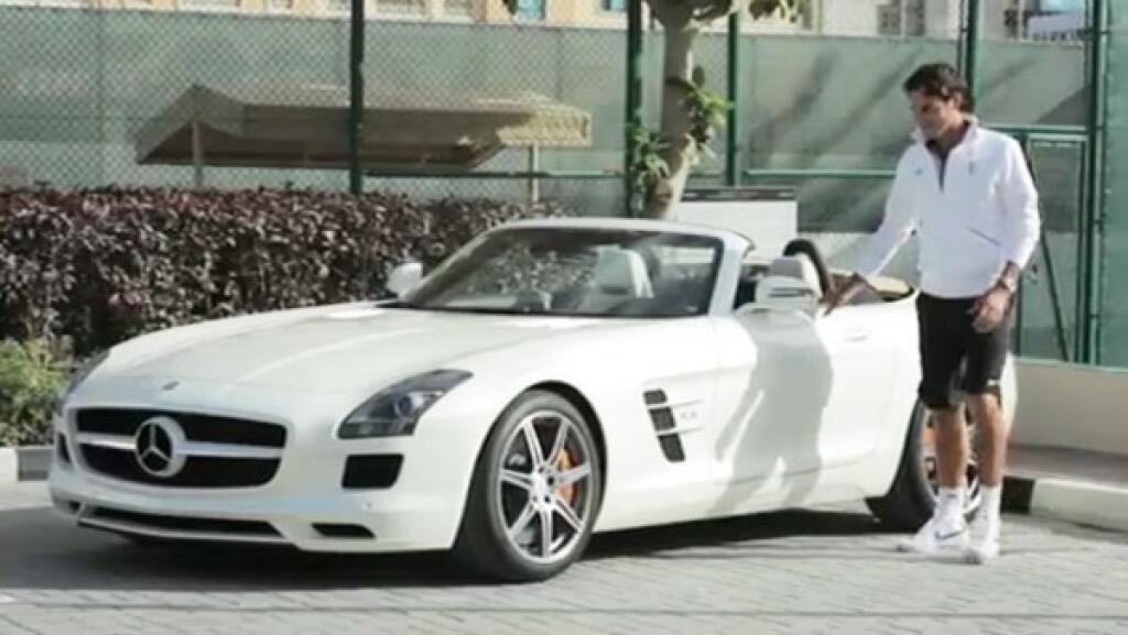 Mercedes Benz SLS AMG – Federer je už niekoľko rokov tvárou automobilovej značky Mercedes. Aj doma v garáži má niekoľko kúskov. Za 400-tisíc eur napríklad Mercedes Benz SLS AMG.