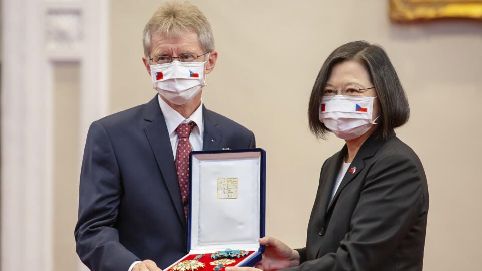WA 8 Tchaj-pej - Taiwanská prezidentka Cchaj Jing-wen udeľuje štátne vyznamenanie Medailu