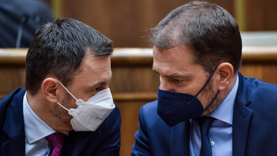 Na snímke zľava predseda vlády SR Eduard Heger a minister financií SR Igor Matovič (obaja OĽaNO) počas 51. schôdze Národnej rady SR 14. decembra 2021 v Bratislave. FOTO TASR - Pavol Zachar