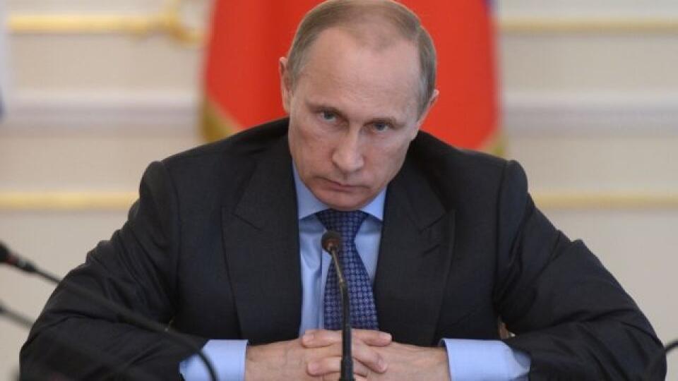 SY 35 Moskva - Ruský prezident Vladimir Putin počas rokovania vládneho kabinetu v rezidencii Novo Ogarjovo neďaleko Moskvy 30. júla 2014. Rokovania bolo zamerané na opatrenia, ktoré podporia ruské spoločnosti postihnuté opatreniami USA a Európskej únie. Spojené štáty a Európska únia v utorok oznámili rad nových sankcií proti ruským spoločnostiam a bankám pre podporu Moskvy separatistov na Ukrajine. FOTO TASR/AP
Russian President Vladimir Putin heads the Cabinet meeting in the Novo-Ogaryovo resid
