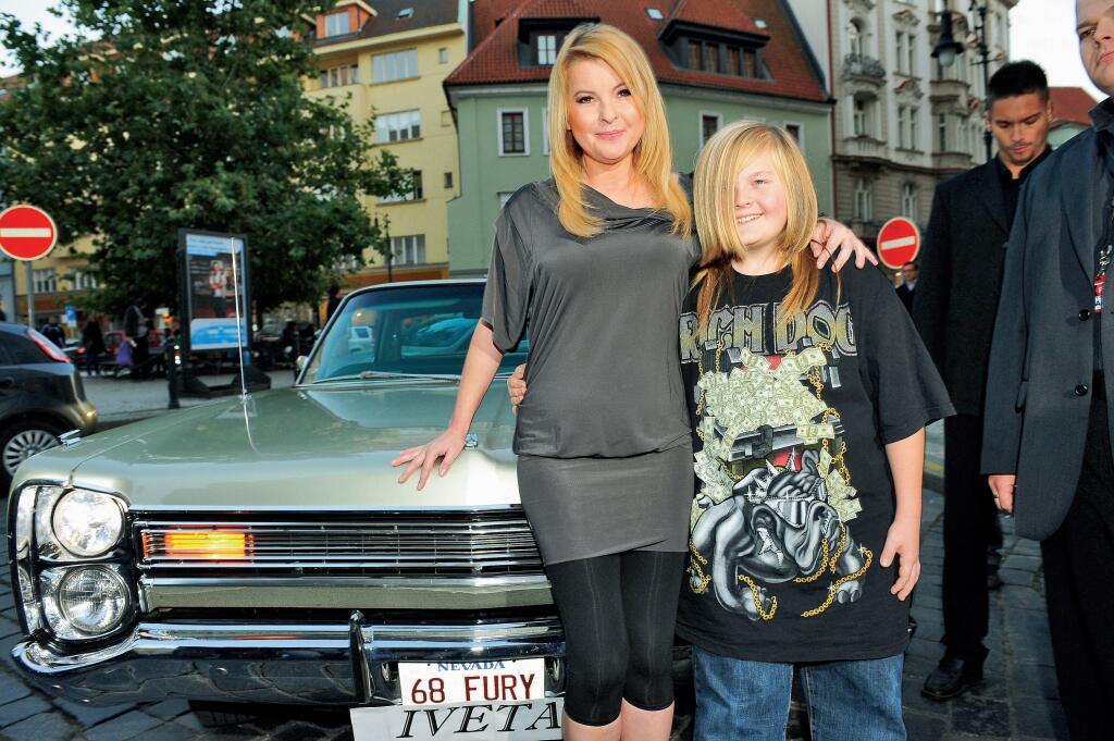 Iveta Bartošová so synom.