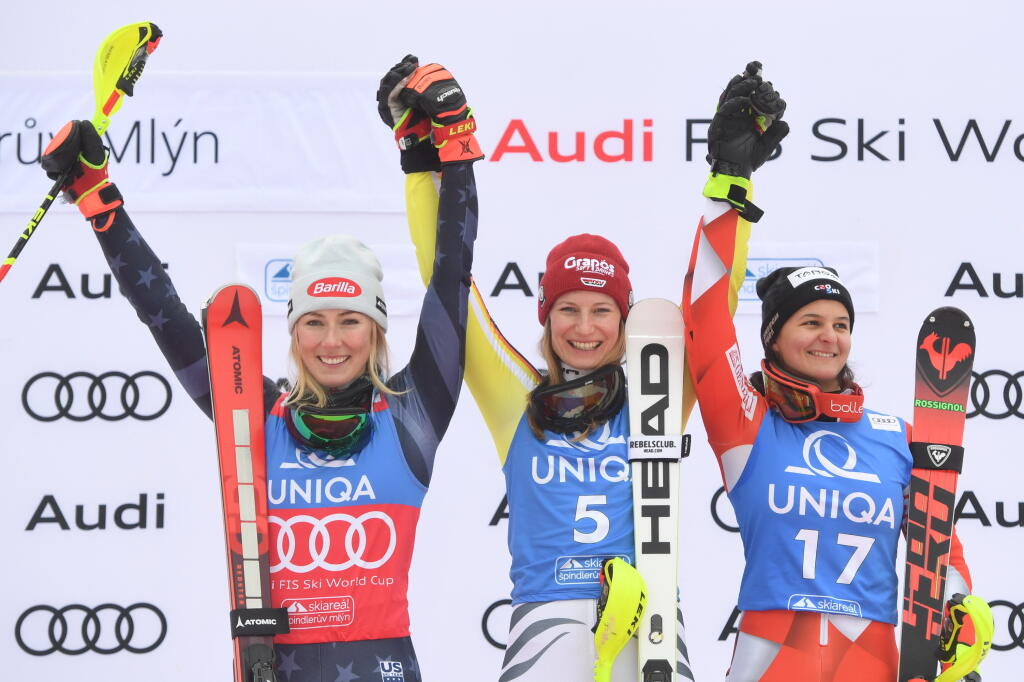 Na snímke uprostred nemecká lyžiarka Lena Dürrová oslavuje na pódiu s druhou Američankou Mikaelou Shiffrinovou (vľavo) a treťou Chorvátkou Zrinkou Ljutičovou (vpravo) po 2. kole slalomu žien Svetového pohára v alpskom lyžovaní v českom Špindlerovom Mlyne v nedeľu 29. januára 2023. Slovenská lyžiarka Petra Vlhová obsadila 13. miesto. FOTO TASR - Martin Baumann