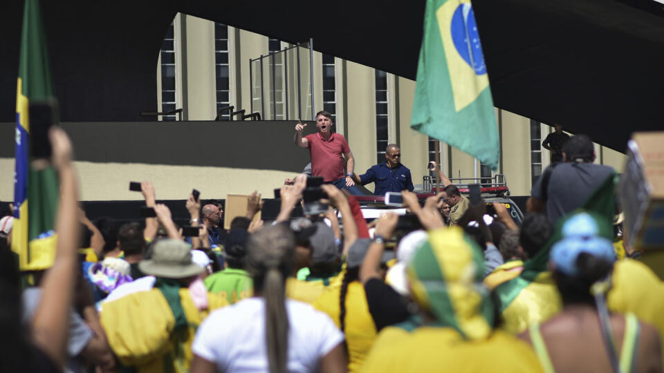 KK8 Brazília - Brazílsky prezident Jair Bolsonaro (uprostred) hovorí počas protestu k stúpencom, ktorí pred hlavným veliteľstvom armády protestovali proti nariadeniam obmedzujúcim pohyb, vydaným guvernérmi niektorých štátov v krajine 19. apríla 2020 v Brazílii. FOTO TASR/AP
Brazil's President Jair Bolsonaro, center, speaks to supporters during a protest in front the army's headquarters during the Army day, amid the new coronavirus pandemic, in Brasilia, Brazil, Sunday, April 19, 2020. Bolsonaro