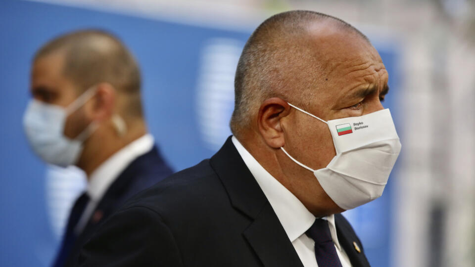 KK9 Brusel - Bulharský premiér Bojko Borisov prichádza na druhý deň summitu EÚ v Bruseli 18. júla 2020. Prvý deň mimoriadneho summitu EÚ v Bruseli, ktorého cieľom je nájsť kompromisnú dohodu hláv vlád a štátov Únie o sedemročnom rozpočte a o pláne obnovy po koronakríze, sa skončil neúspechom. Hlavnou témou summitu sú rokovania o pláne obnovy v reakcii na krízu spôsobenú pandémiou ochorenia COVID-19 a o novom dlhodobom rozpočte EÚ. FOTO TASR/AP
Bulgaria's Prime Minister Boyko Borissov, right,