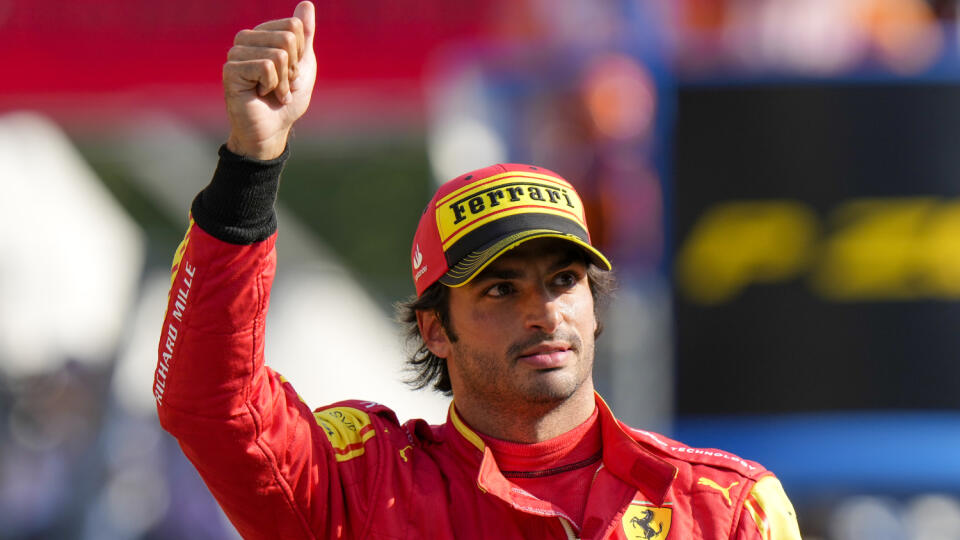 EBE 50 Monza - Na snímke španielsky pilot formuly 1 Carlos Sainz na Ferrari oslavuje prvú pole positon v tejto sezóne, keď bol najrýchlejší v sobotňajšej kvalifikácii pred nedeľnou Veľkou cenou Talianska F1 na okruhu v Monze 2. septembra 2023. FOTO TASR/AP
Ferrari driver Carlos Sainz of Spain celebrates his pole position after the qualifying session ahead of Sunday's Formula One Italian Grand Prix auto race, at the Monza racetrack, in Monza, Italy, Saturday, Sept. 2, 2023. (AP Photo/Luca Bruno