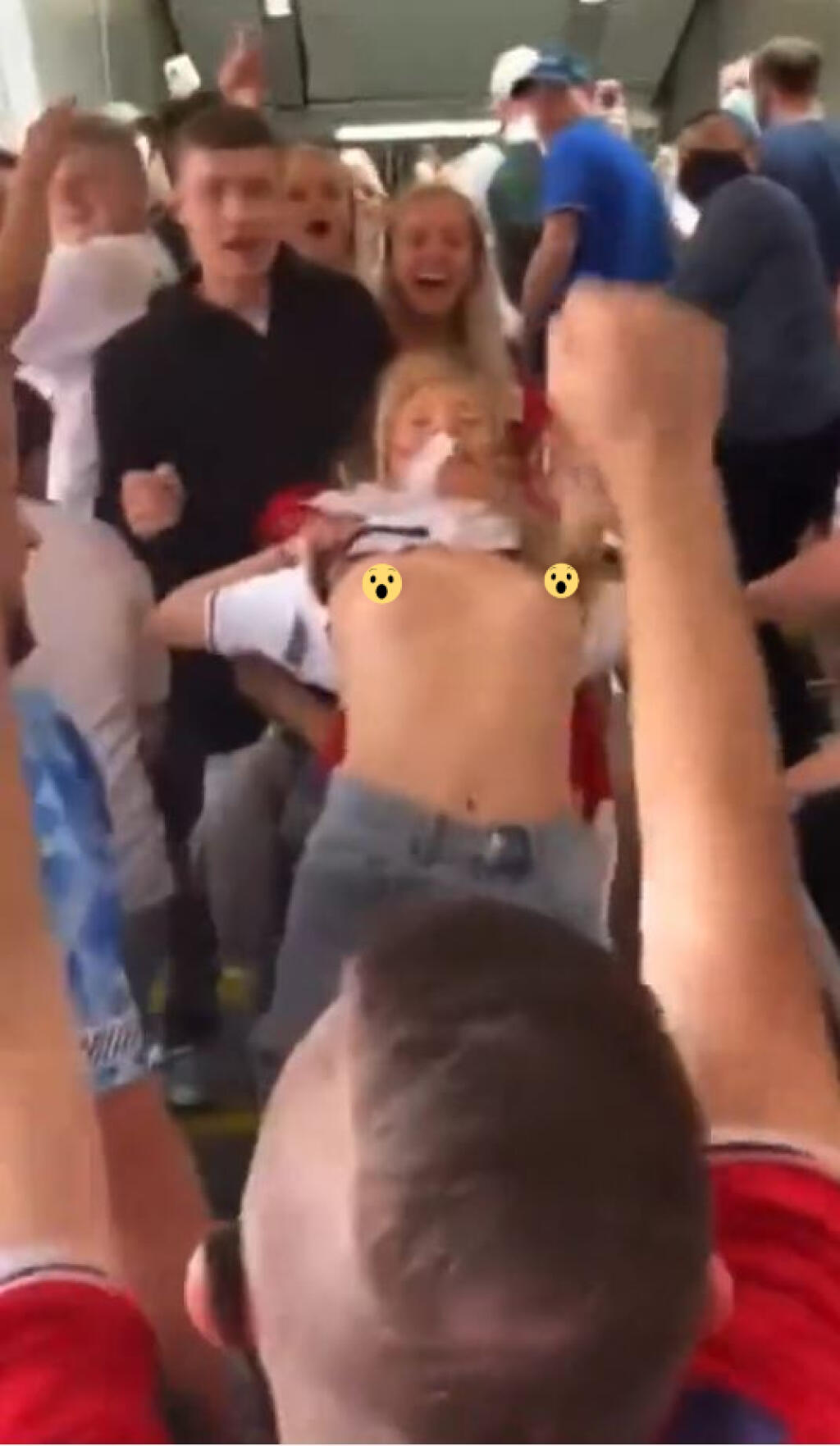 Hoci v Katare platia prísne pravidlá, niektoré fanúšičky ich majú na háku. Fanúšička Anglicka ukázala holé prsia ešte počas úvodu svetového šampionátu.
