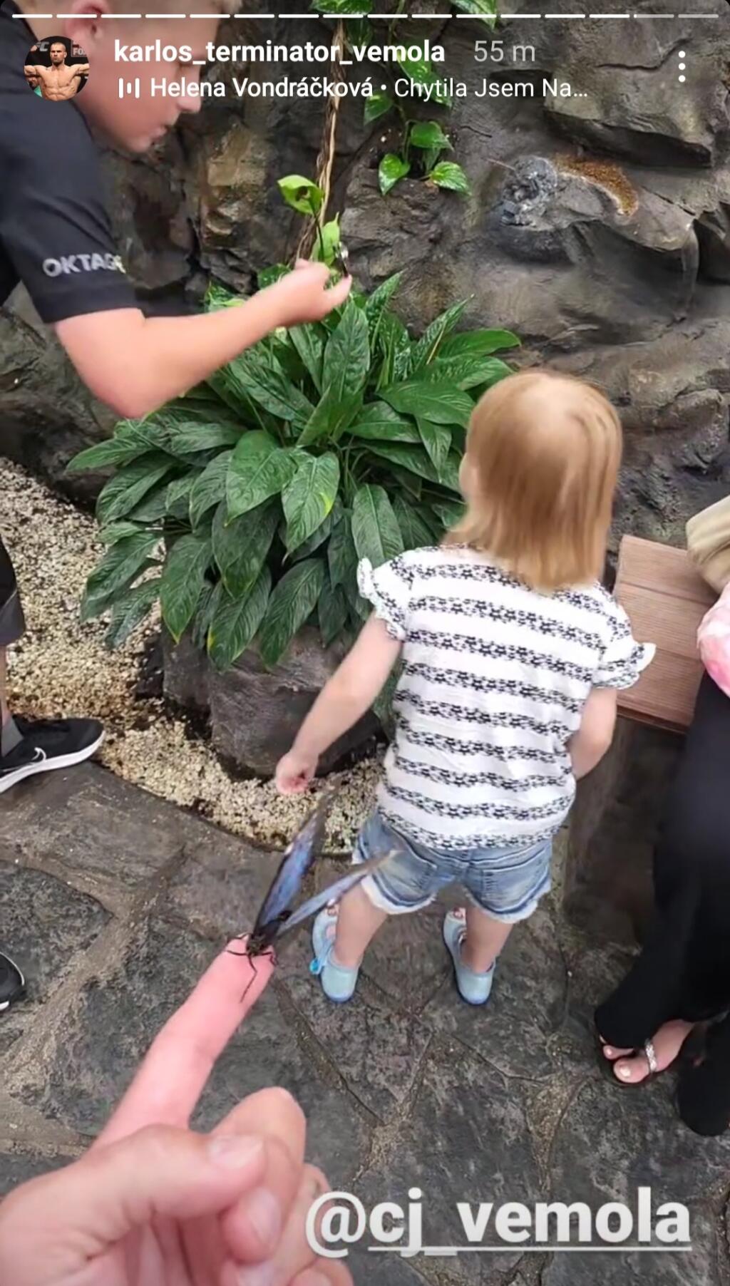 Okrem Lili sa so CJ-om stretáva aj Lela s Rockym. Zdá sa, že aj nevlastní súrodenci či mamina k sebe majú blízko.