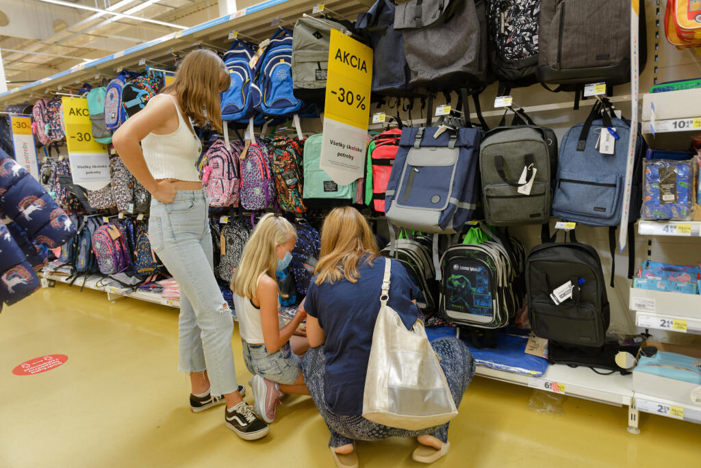 Nepotravinový tovar by sa počas lockdownu nemal predávať. Na archívnej snímke nákupy v hypermarkete pred školským rokom.
