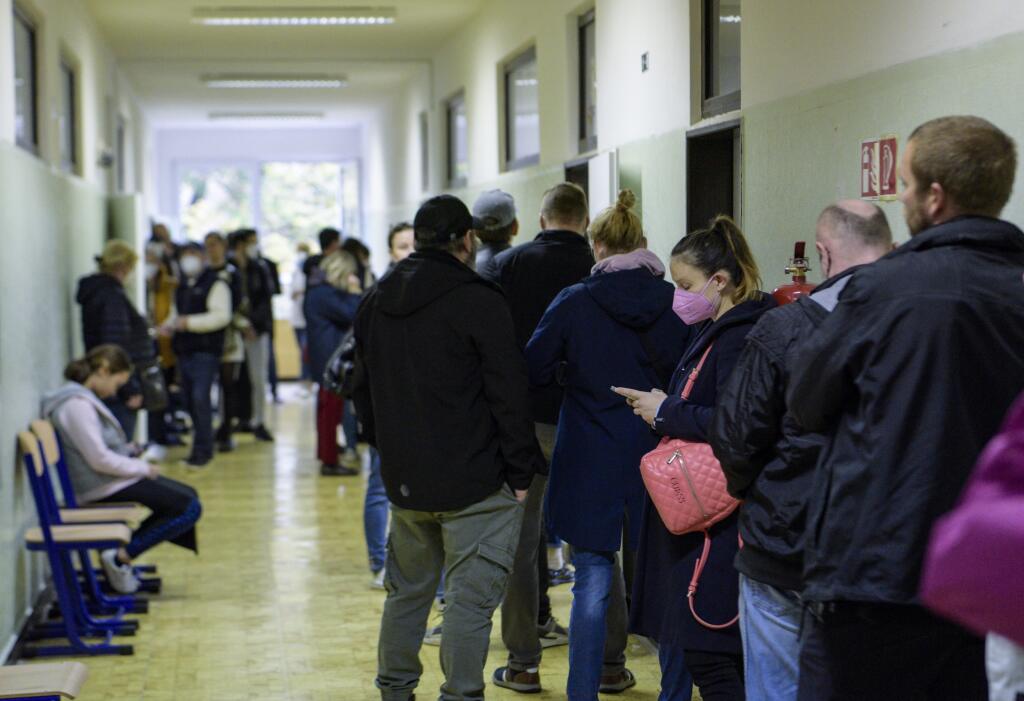 Na Slovensku sa v sobotu o siedmej hodine ráno začali historicky prvé spojené voľby do orgánov samosprávy obcí a do orgánov samosprávnych krajov. V bratislavskej Petržalke sa pred volebnými miestnosťami tvoria rady, niekde sa čaká aj 45 minút. Mestská časť prosí voličov o trpezlivosť. Hlasovanie v spoločných voľbách zdržuje aj to, že mnohí voliči nepoznajú kandidátov a študujú ich až počas hlasovania. Na snímke tvoriace sa rady pred volebnými miestnosťami vo volebnom okrsku na Gymnáziu na Pankúc