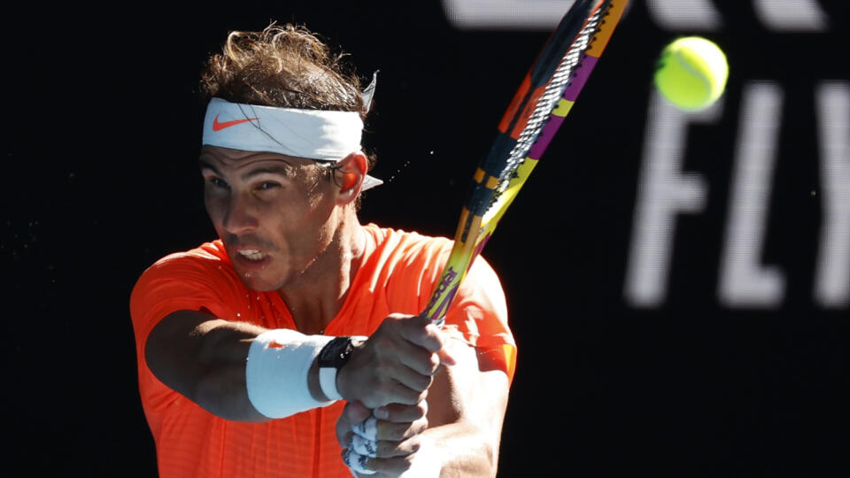 JB 11 Melbourne - Španielsky tenista Rafael Nadal  odvracia úder Srbovi Laslovi Djereovi v 1. kole dvojhry na grandslamovom turnaji Australian Open v Melbourne 9. februára 2021. FOTO TASR/AP

Spain's Rafael Nadal makes a backhand return to Serbia's Laslo Djere during their first round match at the Australian Open tennis championship in Melbourne, Australia, Tuesday, Feb. 9, 2021.(AP Photo/Rick Rycroft)