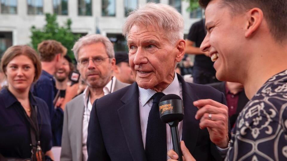 Harrison Ford je aj bez počítačovej úpravy charizmatický, pôsobí však staršie než na plátne.