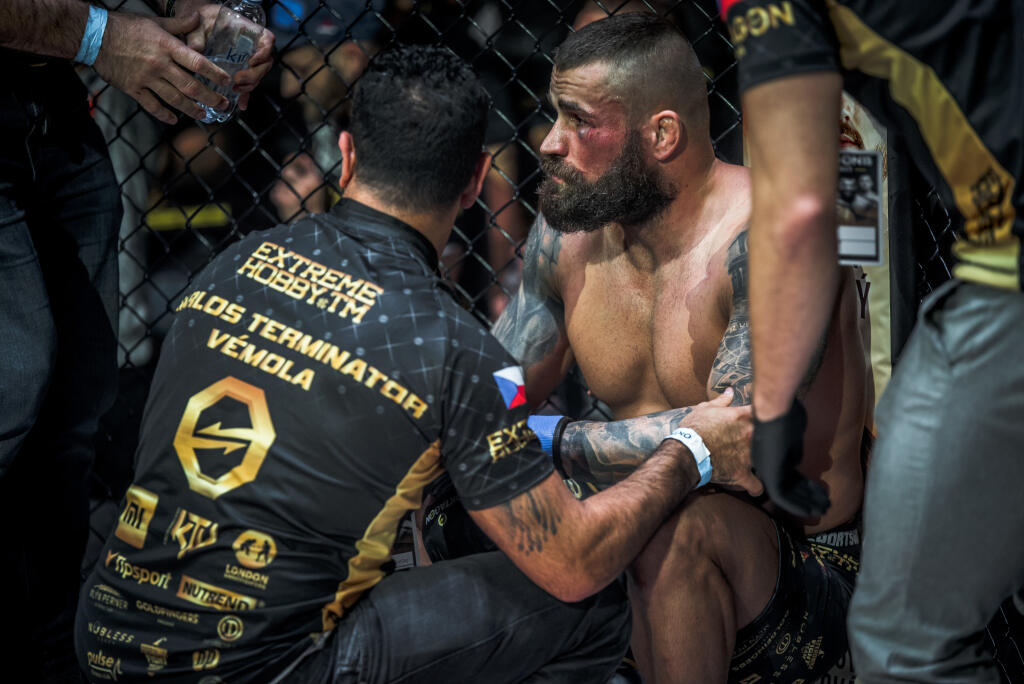 Attila Végh porazil Karlosa Vémolu už v prvom kole MMA súboja storočia.