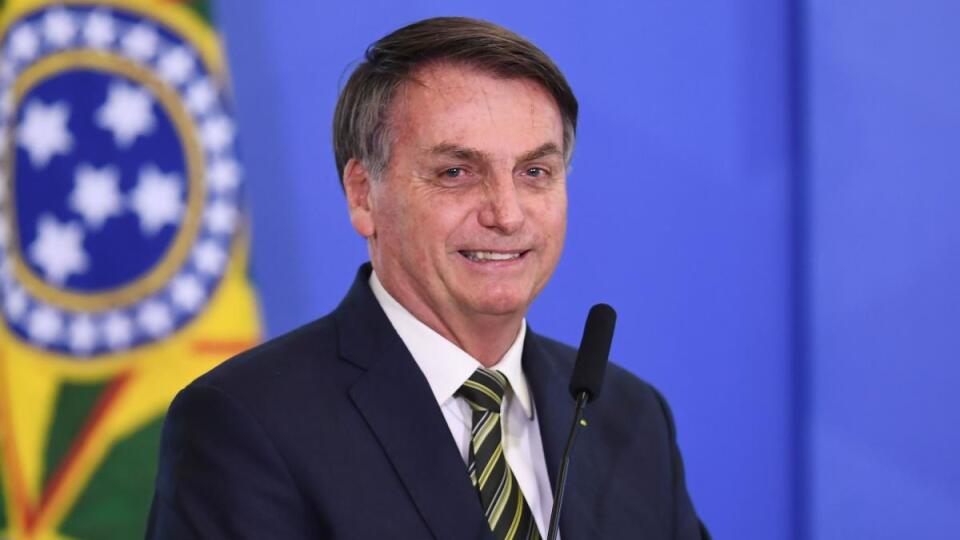 V Brazílii musia exhumovať pozostatky, aby mali hrobové miesta pre obete koronavírusu. Prezident Jair  Bolsonaro nákazu zo začiatku zľahčoval.