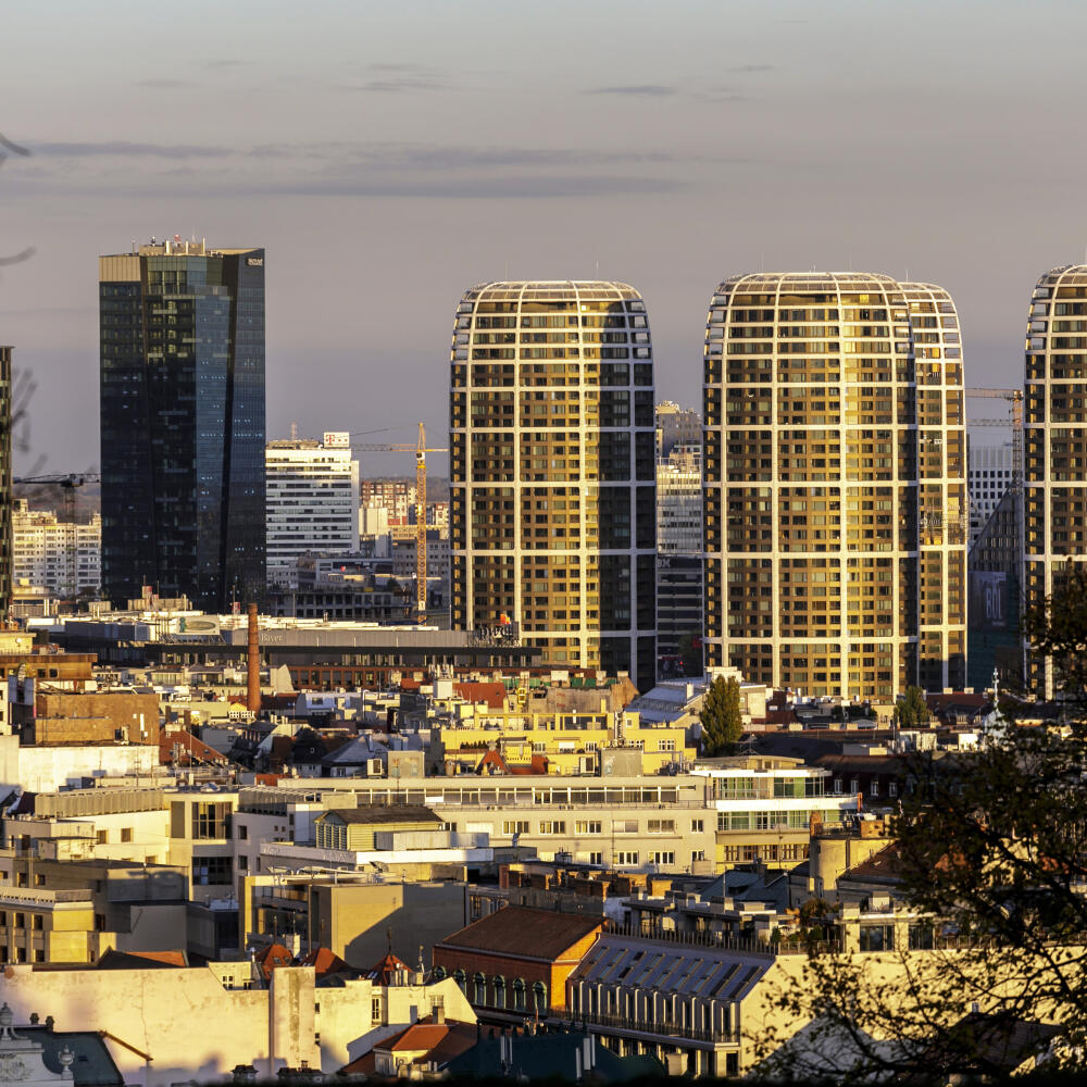 Na snímke pohľad z Bratislavského hradu na starú a novú zástavbu mesta. V Bratislave 7. novembra 2023. FOTO TASR - Dano Veselský