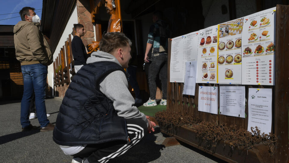 Veľa okresov je podľa COVID automatu v čiernej farbe. Na snímke okienkový predaj v Starej Ľubovni 19.