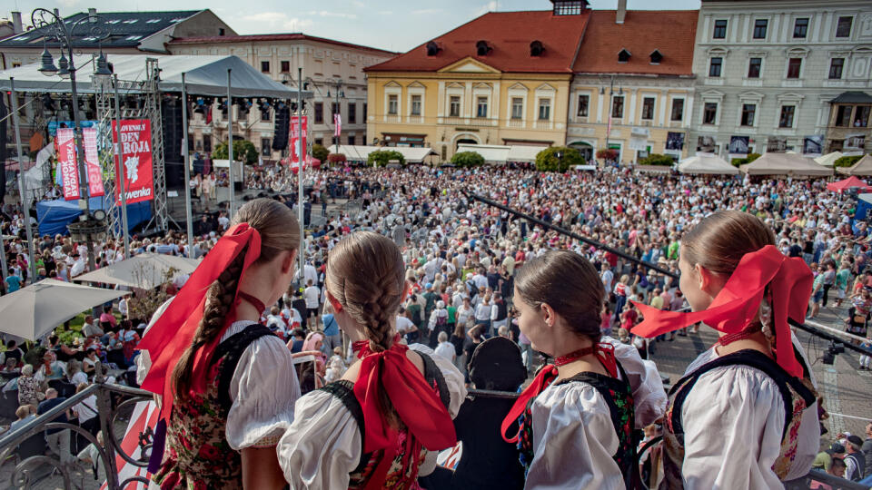 IBA SPOMIENKY Na plné námestia môžu tento rok jarmočníci zabudnúť. Na snímke Slovenský deň kroja počas Radvanského jarmoku v Banskej Bystrici.