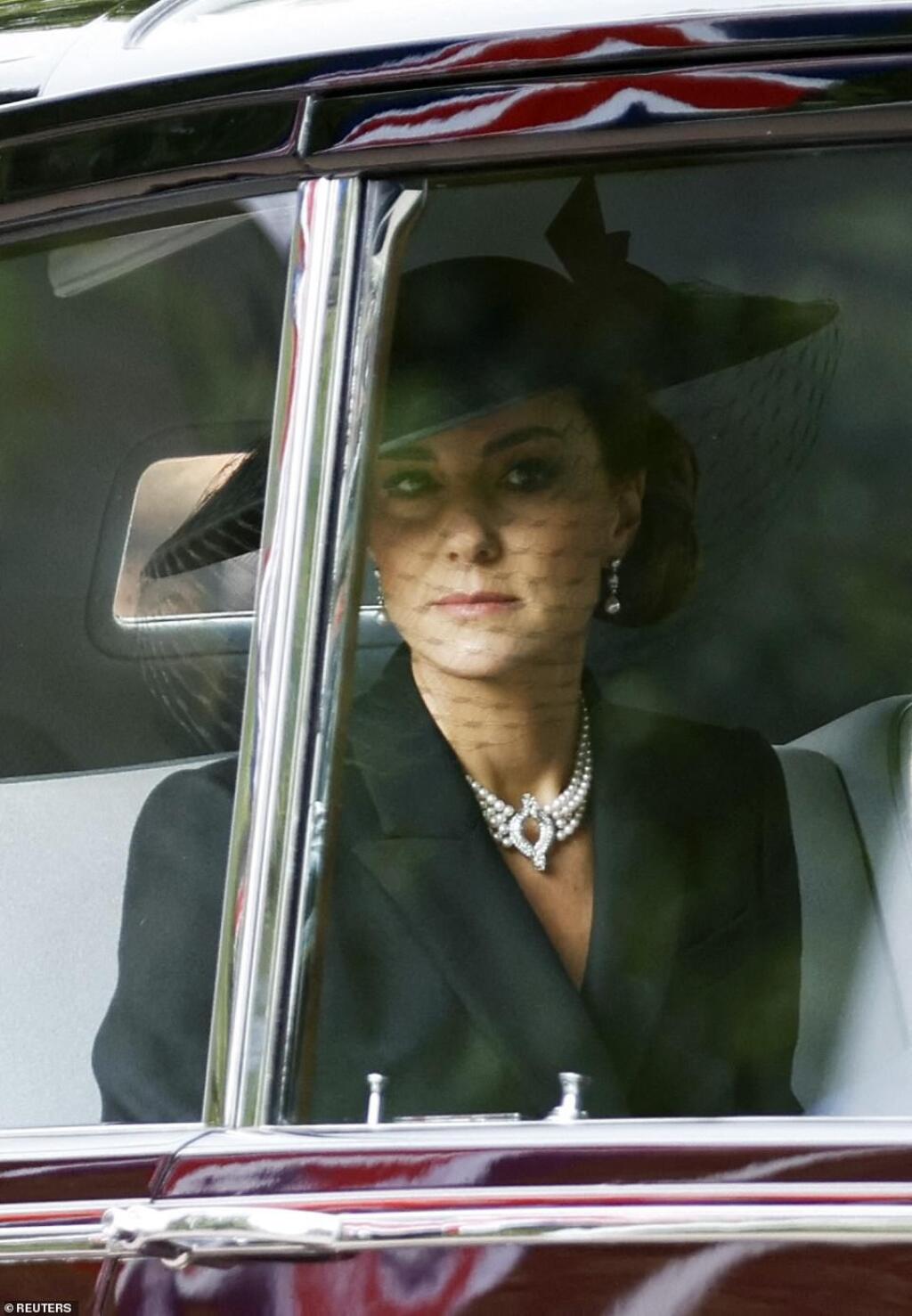 Princezná z Walesu je obrazom dôstojnosti, keď prichádza na pohreb kráľovnej so svojimi deťmi princom Georgeom a princeznou Charlotte.