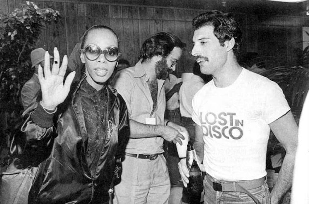 Spevák Queen Freddie Mercury a speváčka Donna Summer.