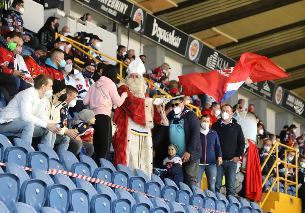 Na snímke fanúšikovia Zvolena na tribúne v piatom zápase finále Kaufland Play off Tipos extraligy v hokeji HKM Zvolen - HK Poprad vo Zvolene 6. mája 2021. FOTO TASR - Ján Krošlák