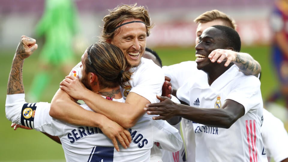 WA 61 Barcelona - Futbalista Realu Madrid Luka Modrič sa teší so spoluhráčmi po strelení gólu v zápase 7. kola La Ligy FC Barcelona - Real Madrid v Barcelone v sobotu 24. októbra 2020. FOTO TASR/AP
Real Madrid's Luka Modric celebrates scoring his side's 3rd goal during the Spanish La Liga soccer match between FC Barcelona and Real Madrid at the Camp Nou stadium in Barcelona, Spain, Saturday, Oct. 24, 2020. (AP Photo/Joan Monfort)