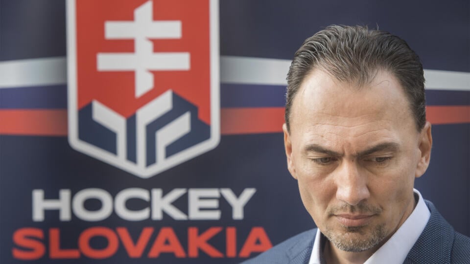 Na snímke prezident SZĽH Miroslav Šatan počas mimoriadneho brífingu Slovenského zväzu ľadového hokeja (SZĽH) s novinármi 24. septembra 2020 v Bratislave. FOTO TASR - Martin Baumann