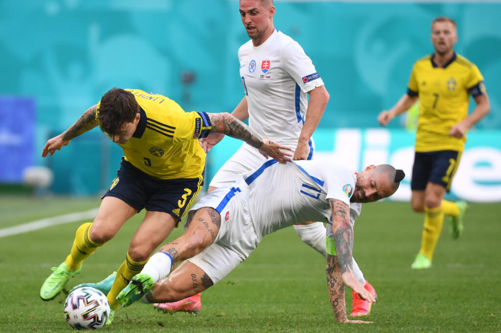 Na snímke zľava švédsky futbalista Victor Lindelöf a slovenskí futbalisti Marek Hamšík (dole) a hore Róbert Mak počas zápasu E-skupiny na majstrovstvách Európy vo futbale Švédsko - Slovensko 18. júna 2021 v Petrohrade. FOTO TASR - Martin Baumann