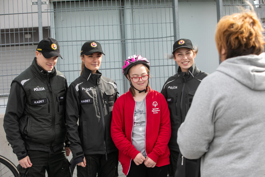 Mnohých potešilo, že sa mohli odfotiť s policajnými príslušníkmi.