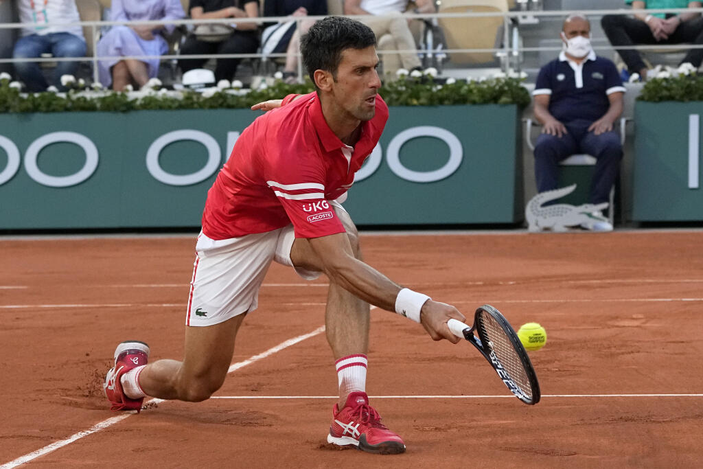 JB 63 Paríž - Srbský tenista Novak Djokovič odvracia loptičku Španielovi Rafaelovi Nadalovi v semifinále dvojhry na grandslamovom turnaji Roland Garros v Paríži 11. júna 2021. FOTO TASR/AP
Serbia's Novak Djokovic returns Spain's Rafael Nadal during their semifinal match of the French Open tennis tournament at the Roland Garros stadium Friday, June 11, 2021 in Paris. (AP Photo/Michel Euler)
