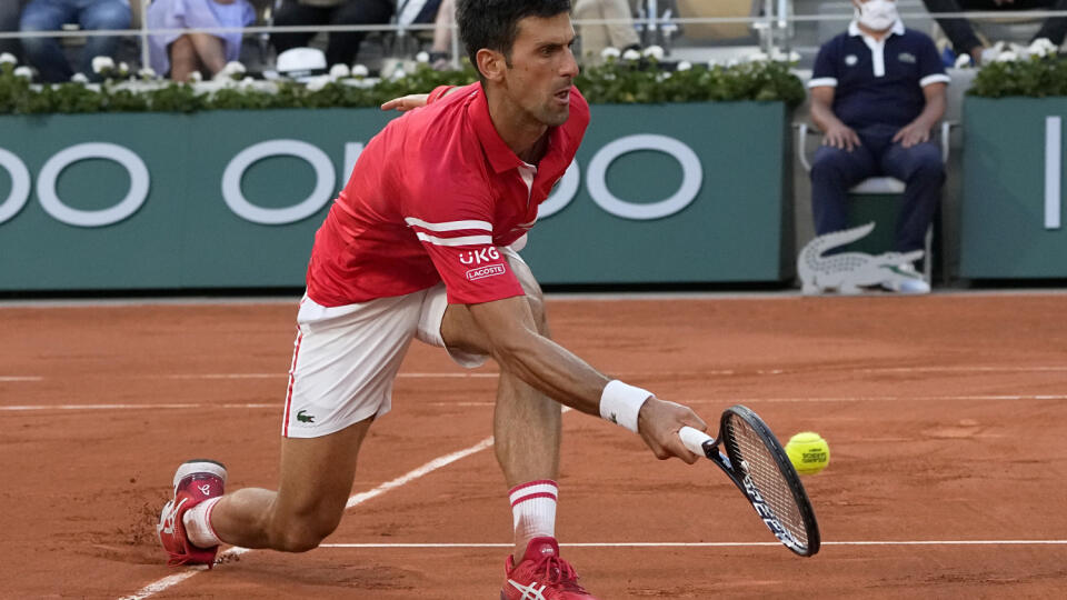 JB 63 Paríž - Srbský tenista Novak Djokovič odvracia loptičku Španielovi Rafaelovi Nadalovi v semifinále dvojhry na grandslamovom turnaji Roland Garros v Paríži 11. júna 2021. FOTO TASR/AP
Serbia's Novak Djokovic returns Spain's Rafael Nadal during their semifinal match of the French Open tennis tournament at the Roland Garros stadium Friday, June 11, 2021 in Paris. (AP Photo/Michel Euler)