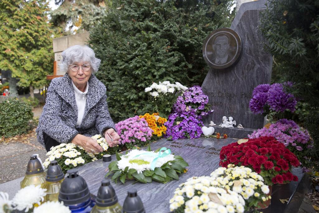 Irma Pašeková sa so smrťou syna Dušana a verziou, že to bola samovražda, nikdy nezmierila. Dlhé roky mu chodila starať sa o hrob.