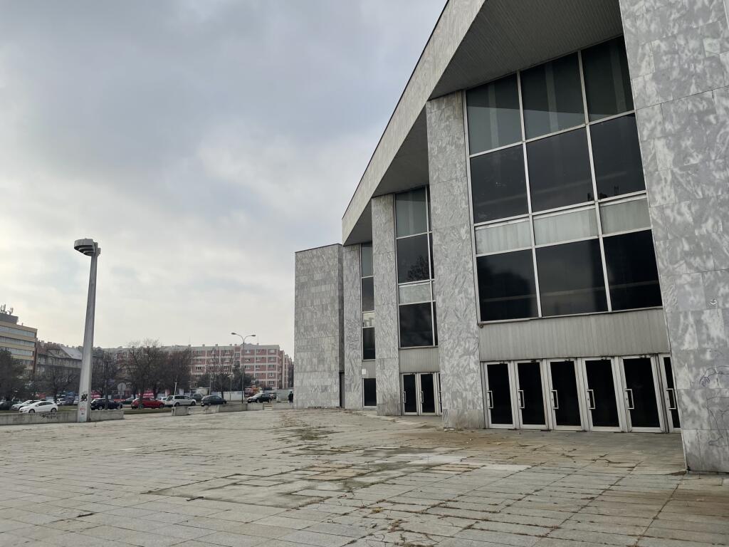 Istropolis v rukách porevolučného vlastníka Jednotného majetkového fondu zväzov odborových organizácií v SR (JMF) začal neľútostne chátrať.