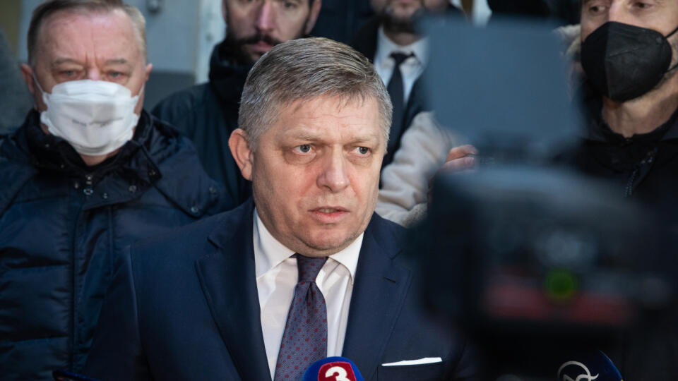Na snímke je predseda opozičného Smeru-SD Robert Fico po opustení policajnej stanice. Roberta Fica polícia zadržala po tom, čo zvolal protestný sprievod počas lockdownu.