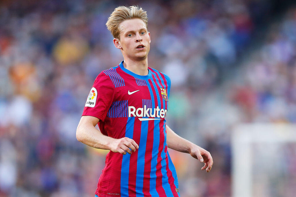 BARCELONA, SPAIN - OCTOBER 24: Frenkie De Jong of FC Barcelona follows the action during the LaLiga Santander match between FC Barcelona and Real Madrid CF at Camp Nou on October 24, 2021 in Barcelona, Spain. (Photo by Eric Alonso/Getty Images)